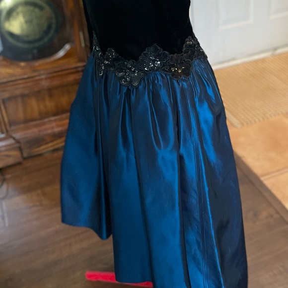 Gorgeous Midnight Blue & Black Vintage 80’s 90’s Prom Dress in good condition! - Picture 8 of 15